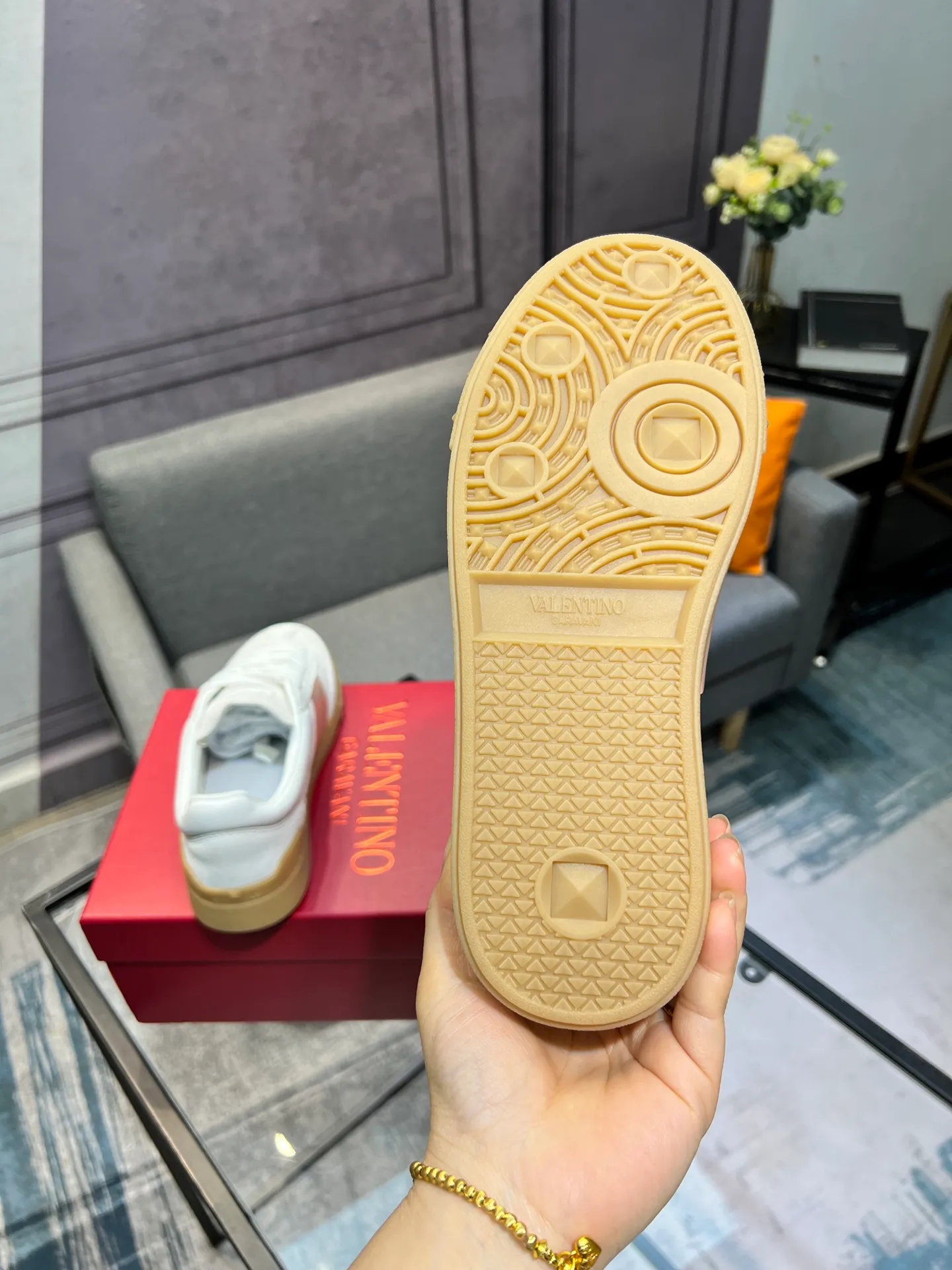 Men's shoes 💰620 👉🌹🌹VALENTINO counter synchronized new low-top casual sports shoes 👍Professional and high-end, perfect replica, first-class quality! 👍All made of original 1:1 materials, exclusive mold opening! 👍High mercerized cowhide fabric 👍TPU outsole, comfortable and wear-resistant, brand injection insole, 👍Full set of high-end counter packaging 👍All details are customized with 1:1 mold, striving for perfection! 👍Couple style female 35-41, male 38-46 (female 41, male 45 46 customized)